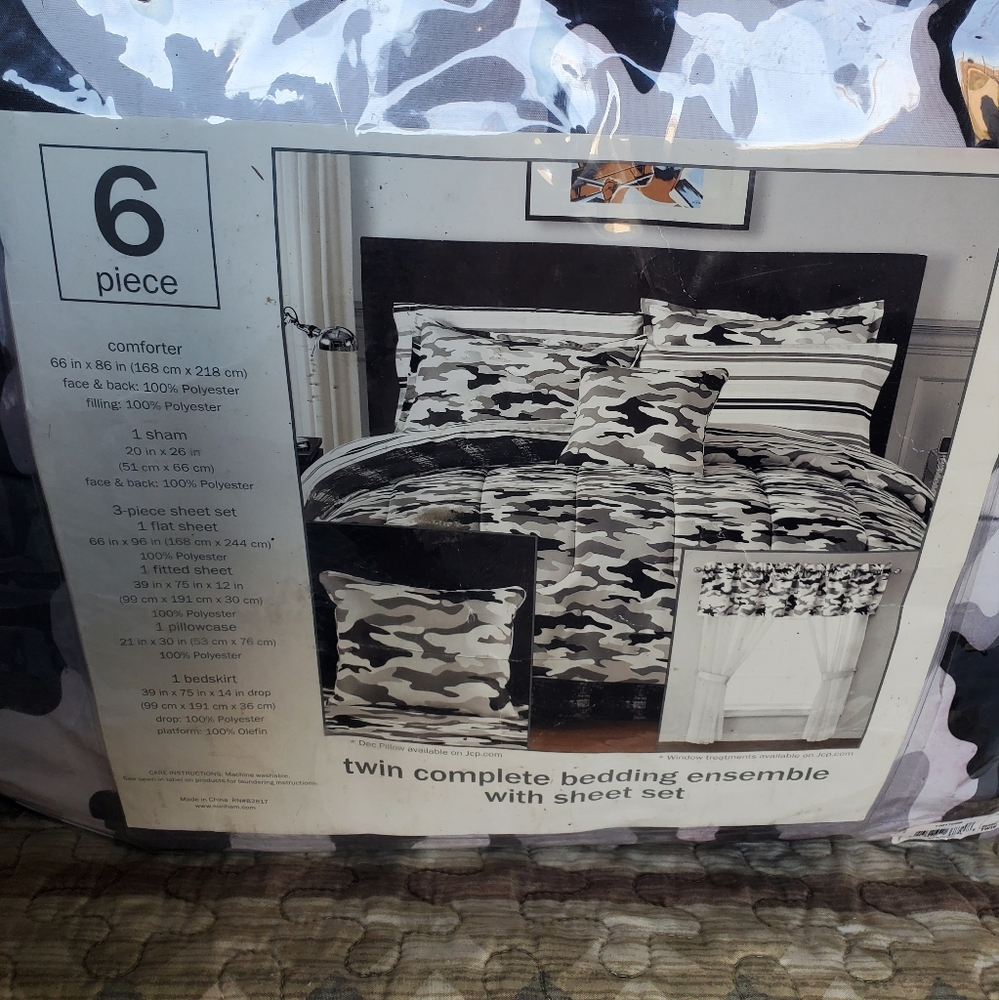 Twin Complete Bedding Ensemble w/ Complete Set of Sheets